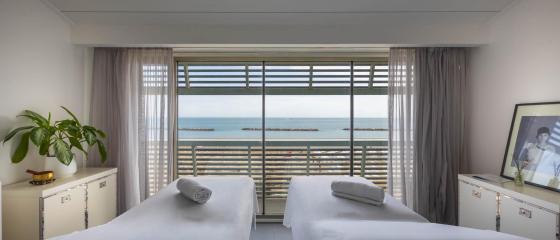 Stanza spa luminosa con vista mare, relax e serenità.