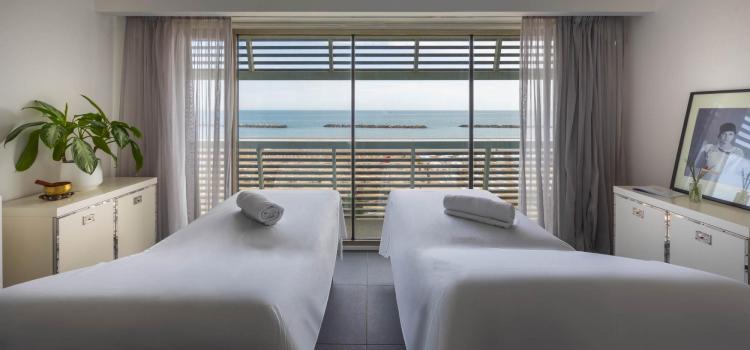Stanza spa luminosa con vista mare, relax e serenità.